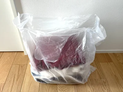 圧縮したい服をビニール袋に入れる（▶次へ）