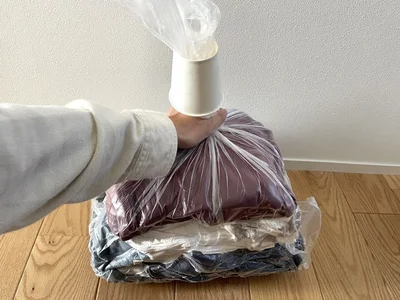 ギュッと圧縮できたら空気が入らないようにノズルを抜いて…（▶次へ）