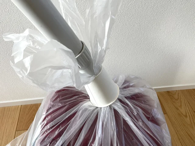 専用袋は不要！紙コップとビニール袋でかさばる冬物をスッキリさせる即席圧縮術