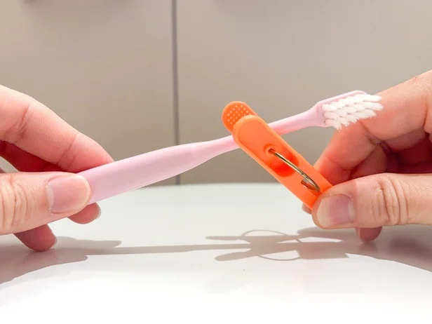 【歯ブラシスタンド】洗濯ばさみをはさむと…（▶完成形をチェック）