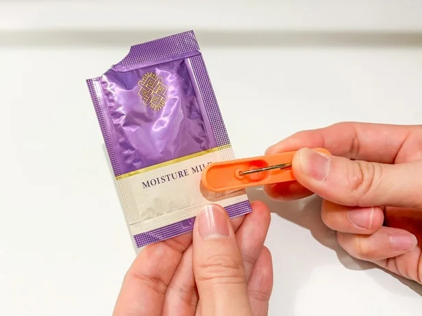 使いかけの試供品を洗濯ばさみではさむ（▶完成形をチェック）