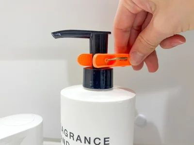 ボトルのネック部分を洗濯ばさみではさむだけで…（▶完成形をチェック）