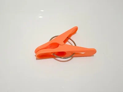 【ボトルストッパー】用意するのは洗濯ばさみだけ（▶手順をチェック）