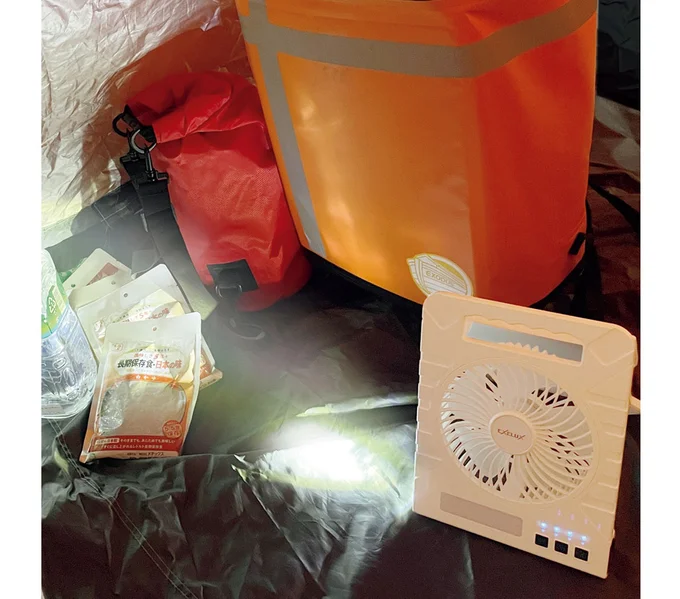 暑いときにも緊急時にも！ファン×充電器×電灯の3way