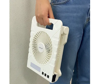 本体のUSB出力から、スマホなど外部機器への充電もOK