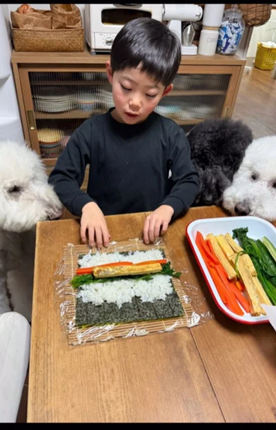 具材を並べるのをジッと見ている3匹▶出来上がりは…！？（⇒次へ）