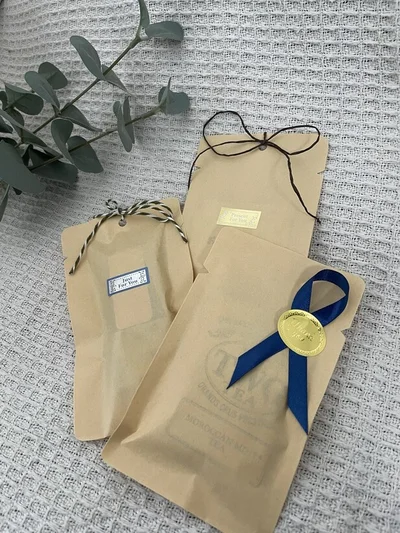 【写真で見る】家に余っている茶封筒を使ったラッピング術（▶次へ）