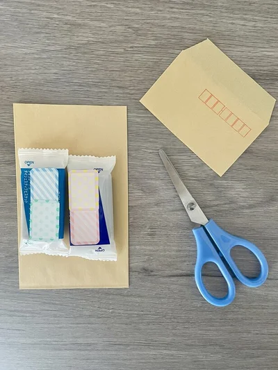 茶封筒の上部をギフトのサイズに合わせてカット（▶次へ）