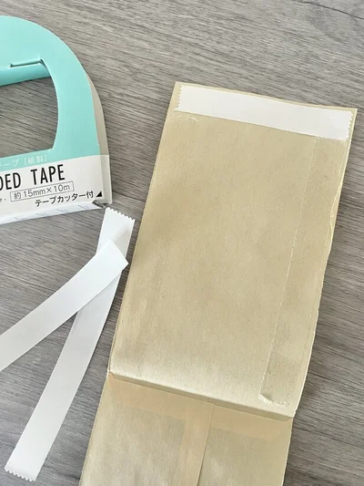 両サイドに貼った両面テープの剥離紙を剥がす（▶次へ）