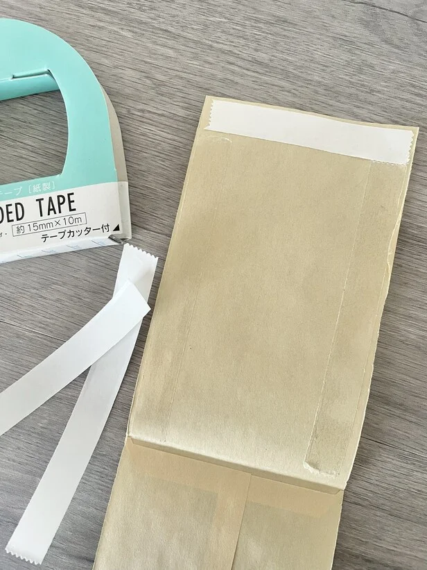 両サイドに貼った両面テープの剥離紙を剥がす（▶次へ）