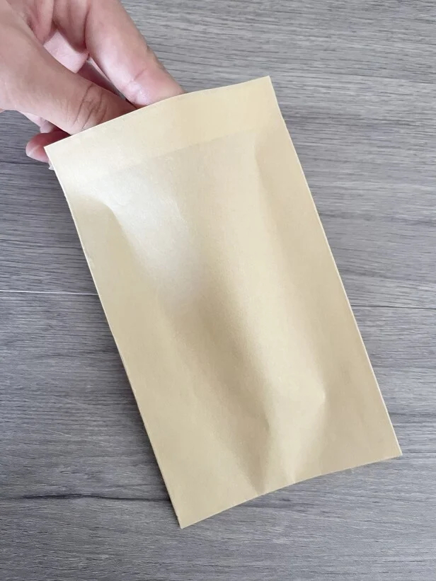 茶封筒を切り開く前の形に折りたたんで、両サイドを貼り付ける（▶次へ）