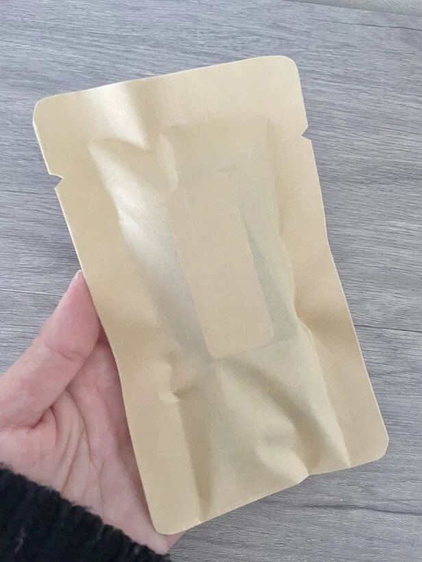 上茶封筒の上部を両面テープで閉じて完成（▶装飾でさらに可愛く）