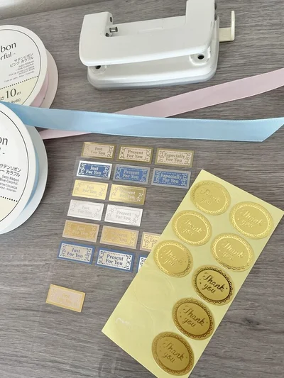 装飾に使用するのは、シール・穴あけパンチ・リボン（▶手順は次へ）
