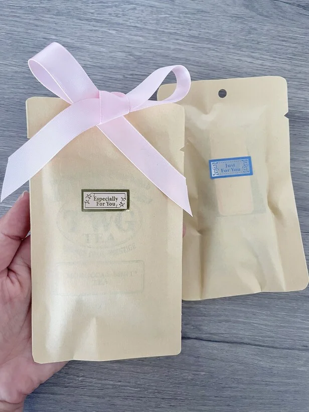 茶封筒上部に穴をあけてリボンを結ぶ（▶穴あけパンチがない場合）