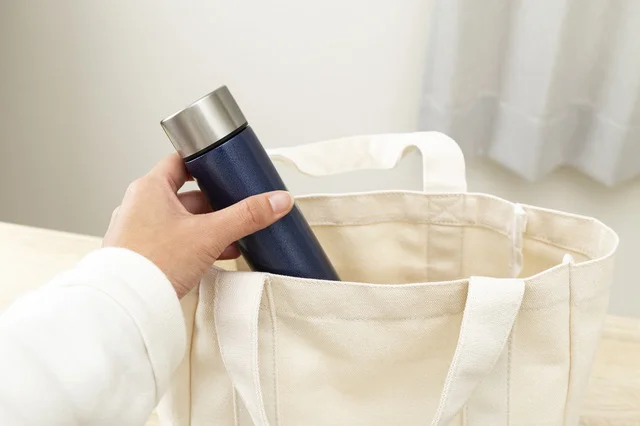 バッグの中で水筒が自立！アイテム2つでできる簡単収納ライフハック
