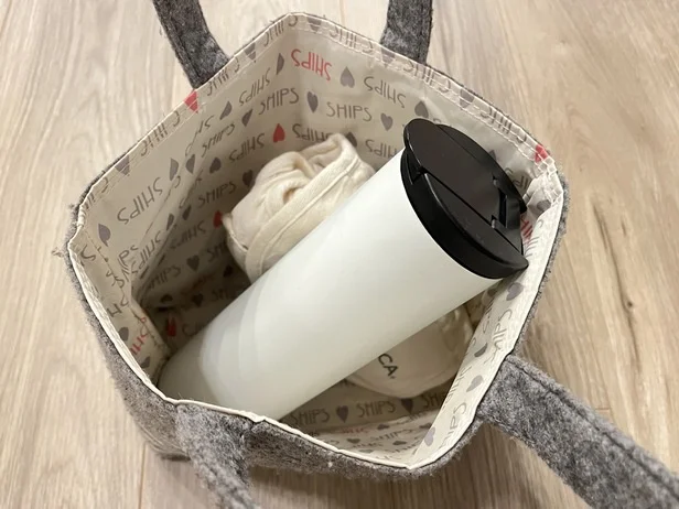 バッグの中で水筒を立てて収納する方法をご紹介（▶次へ）