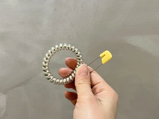 準備するのは安全ピンとヘアゴム2つ（▶次へ）
