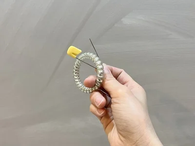 安全ピンにゴムを通して…（▶次へ）