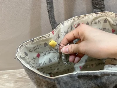 バッグの内側に安全ピンを取り付ける（▶次へ）