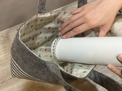 取り付けたヘアゴムに水筒を通すと…（▶次へ）