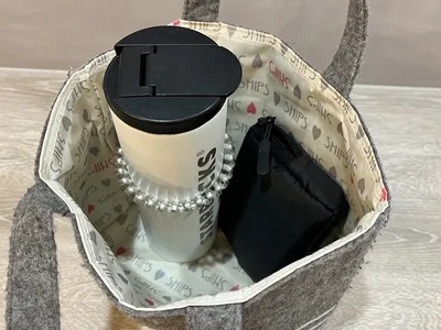 バッグの中で水筒が自立！荷物が少ないときでも倒れにくい！（▶次へ）