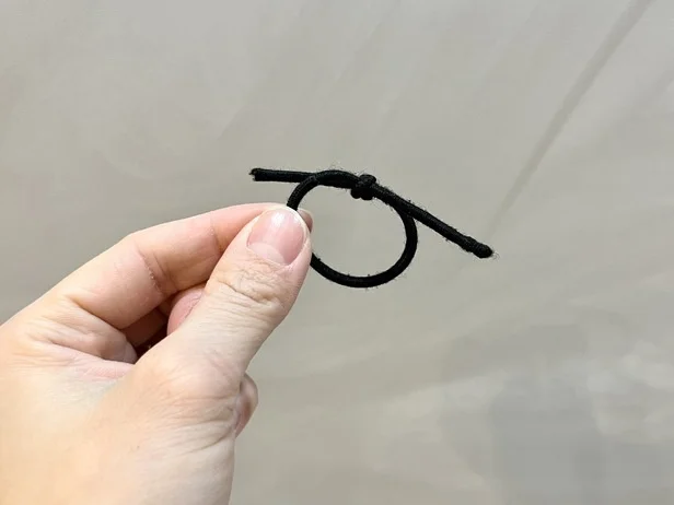 折りたたみ傘やペットボトルもOK！ゴムのサイズを変えるだけで…（▶次へ）