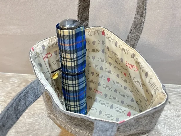 バッグの底で迷子になりがちな細いアイテムも、しっかり立てて収納できる（▶次へ）