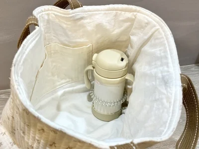 倒れがちな水筒も、安全ピンとゴムをつけるだけでスッキリ固定！（▶次へ）