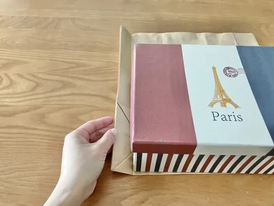 荷物のサイズに合わせて両サイドを折る！（▶次へ）