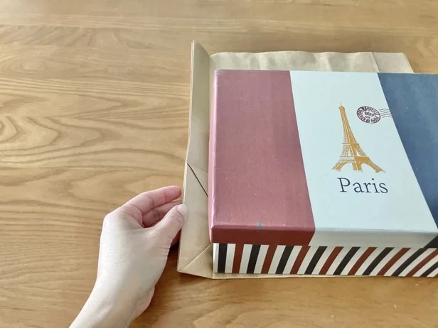 荷物のサイズに合わせて両サイドを折る！（▶次へ）