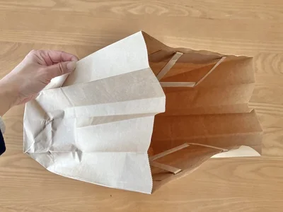 付けた折り目に合わせて紙袋を開き…（▶次へ）