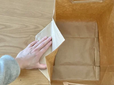 外側にもしっかり折り目を付けるのがポイント（▶次へ）