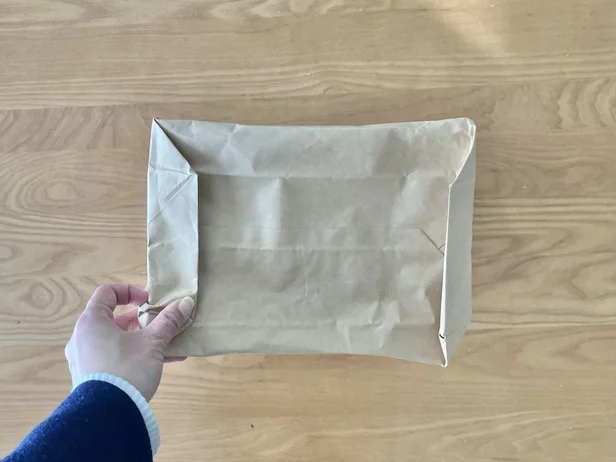 底の余った部分を紙袋の下側に折り込んだら…（▶次へ）
