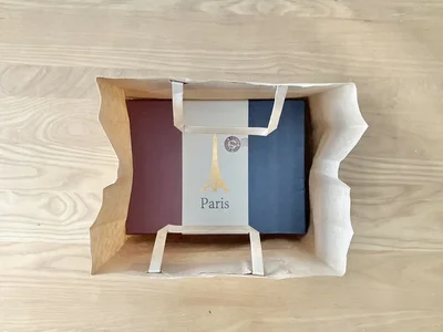 折り目を付けて整えるだけで、紙袋のマチのサイズは変えられる！（▶もとの紙袋を見る）