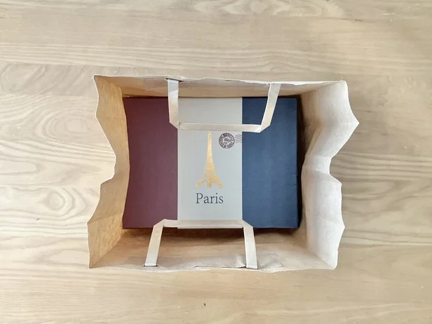 折り目を付けて整えるだけで、紙袋のマチのサイズは変えられる！（▶もとの紙袋を見る）