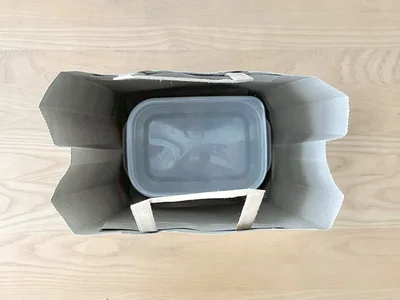 傾けずに入れられるから汁漏れの心配なし！（▶他の活用例は？）