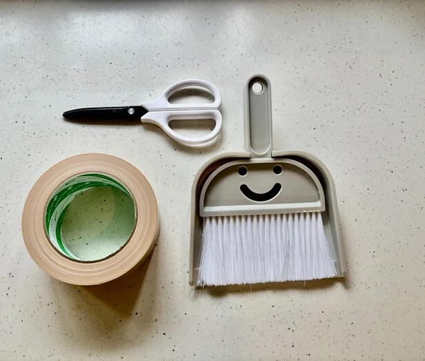 用意するものはガムテープとミニほうきとハサミ！手順は？（▶次へ）