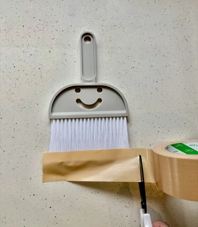 ミニほうきより横幅を少しだけ長めにカット（▶次へ）