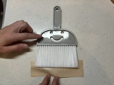 ガムテープはミニほうきの毛先から2cmほど出るようにくっつける（▶次へ）