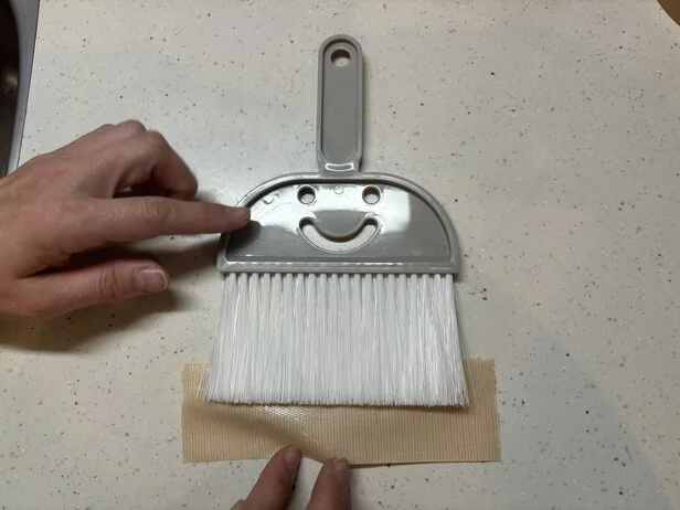 ガムテープはミニほうきの毛先から2cmほど出るようにくっつける（▶次へ）