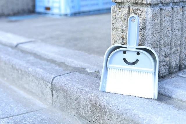 コロコロ超え！？階段の隅やサッシのほこり、髪の毛をごっそり取る「ほうき×ガムテープ」の裏ワザ