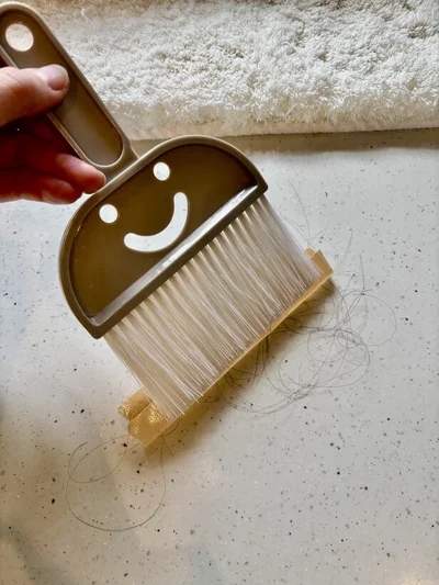 ガムテープがついたミニほうきでかんたんに！（▶次へ）