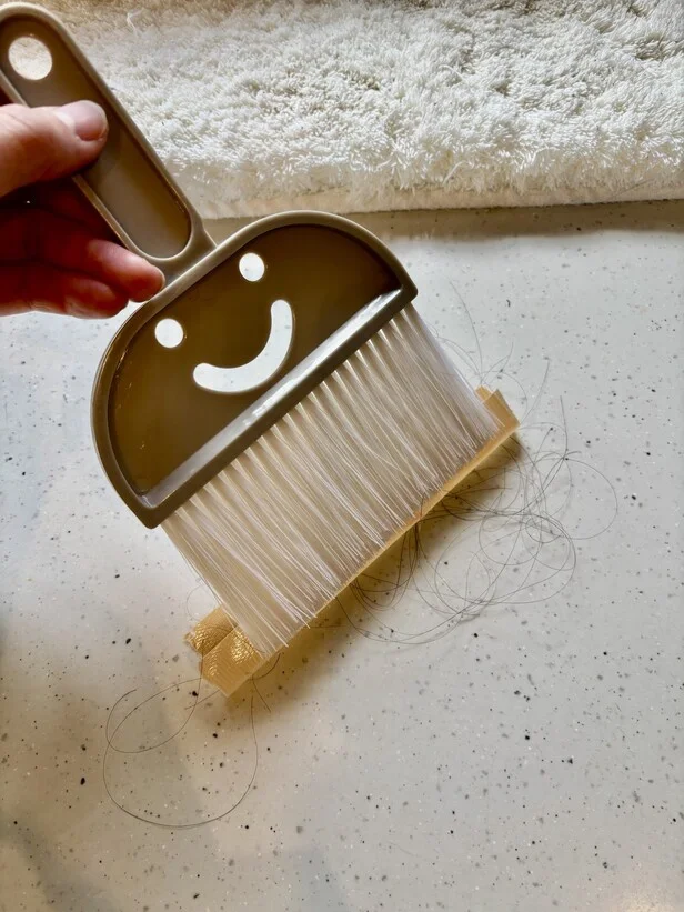 ガムテープがついたミニほうきでかんたんに！（▶次へ）