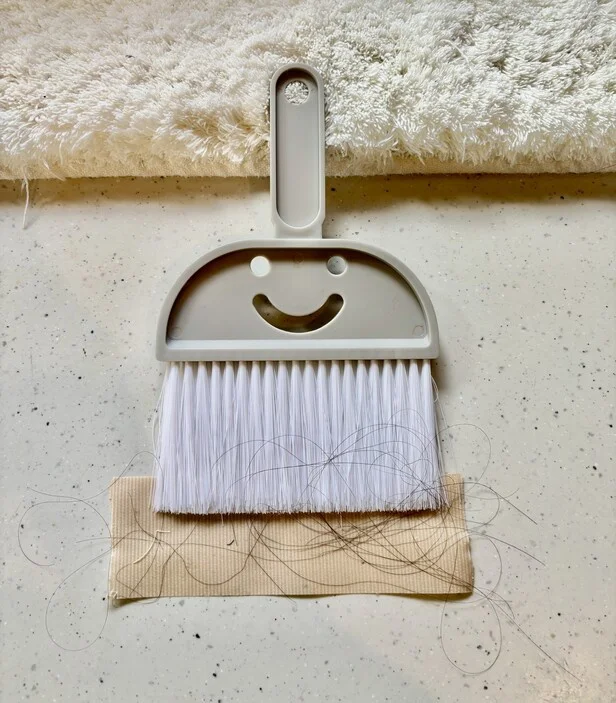 ほうき×ガムテープで床の髪の毛がしっかり取れる方法（▶手順をチェック）