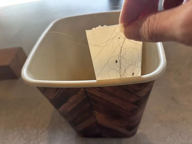 髪の毛やほこりがついたガムテープをはがして捨てるだけ！（▶コロコロと掃除力を比較！）