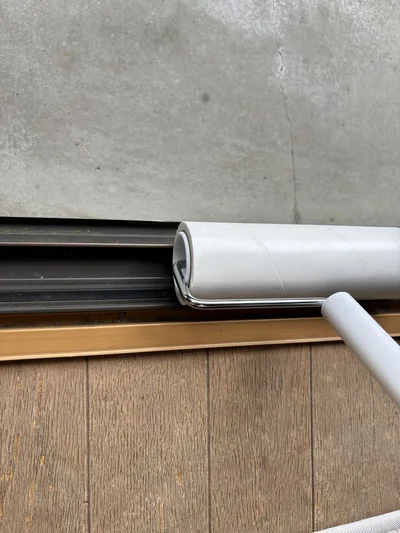 サッシの溝の凸凹にはコロコロが届かない…（▶ミニほうきだと……？）