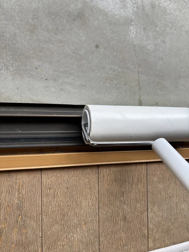 サッシの溝の凸凹にはコロコロが届かない…（▶ミニほうきだと……？）