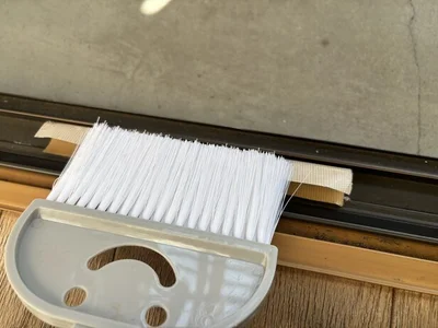 サッシの溝にガムテープがフィット！