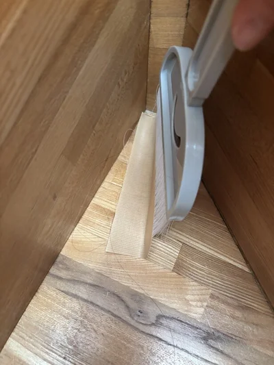 ミニほうきなら隅のほこりをキャッチできる！（▶サッシの溝にチャレンジ！）