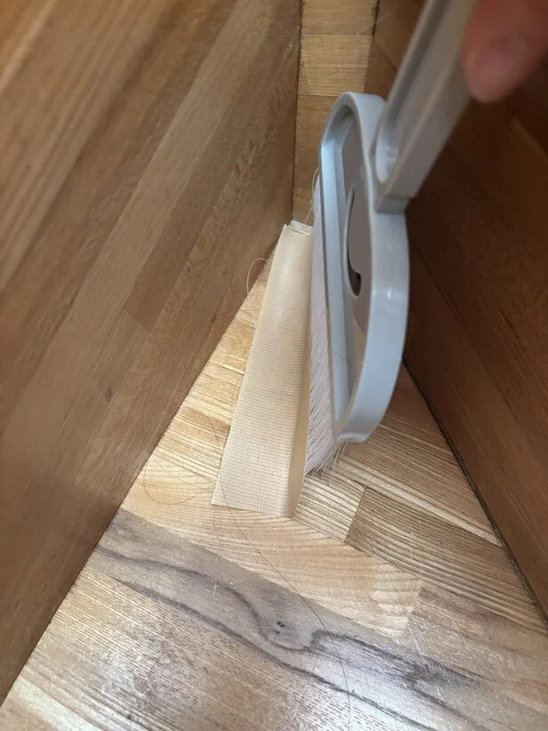 ミニほうきなら隅のほこりをキャッチできる！（▶サッシの溝にチャレンジ！）